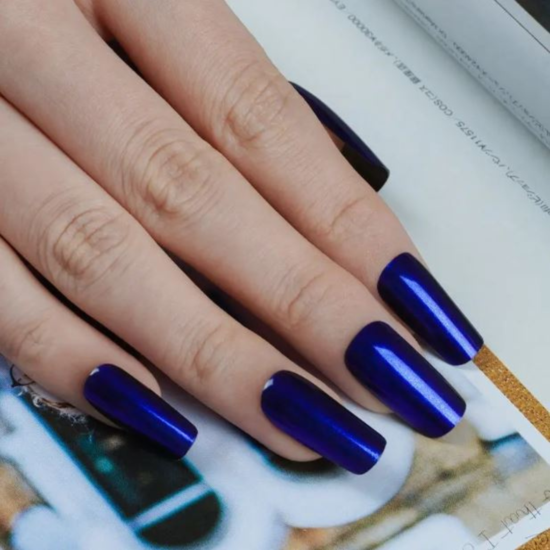 Efeito metálico em azul - ideal para destacar as tuas unhas ao escuro!